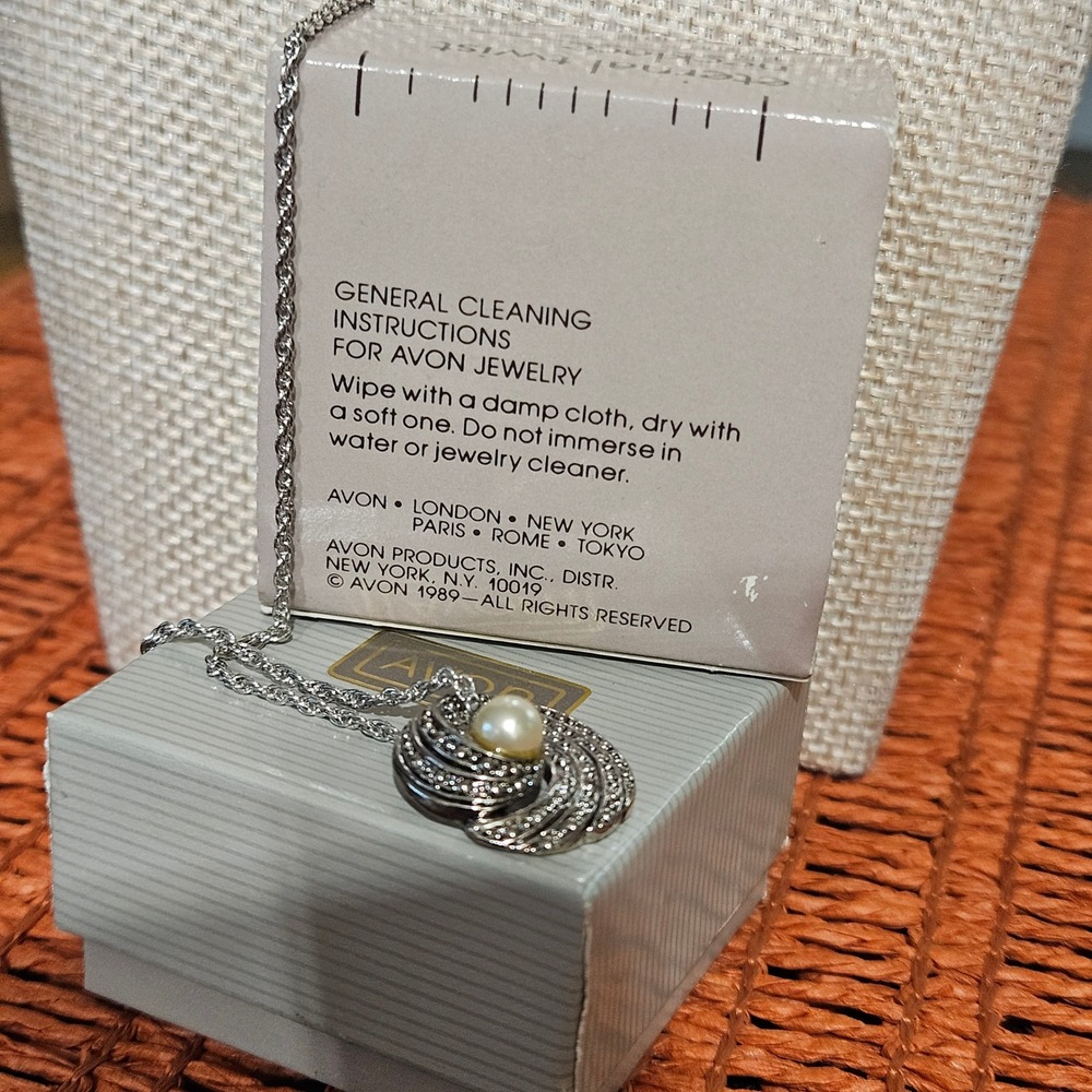 1989 Avon Eternal Twist Necklace with Box 17"
